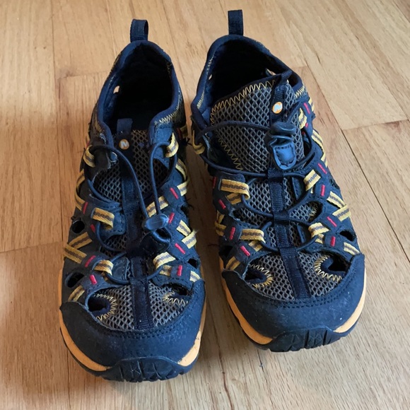 Boys Merrell water sandals. Size 4 - Picture 2 of 7